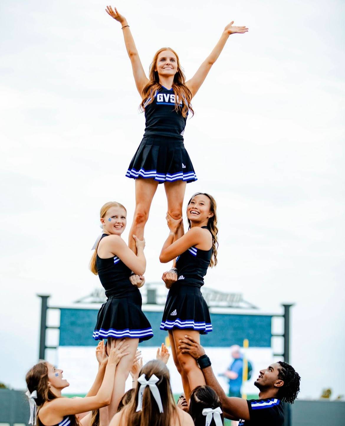 gvsu cheer team cheering at football